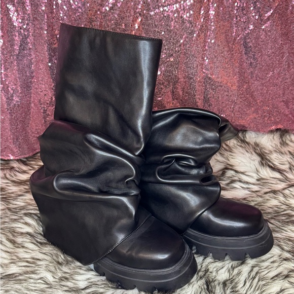 Azalea Wang Mate Black Ruched Boots - Picture 4 of 7